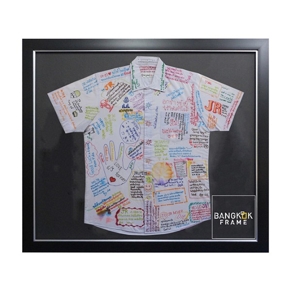 กรอบรูปโชร์เสื้อขาวพร้อมลายเซ็นนักร้องที่ชอบ